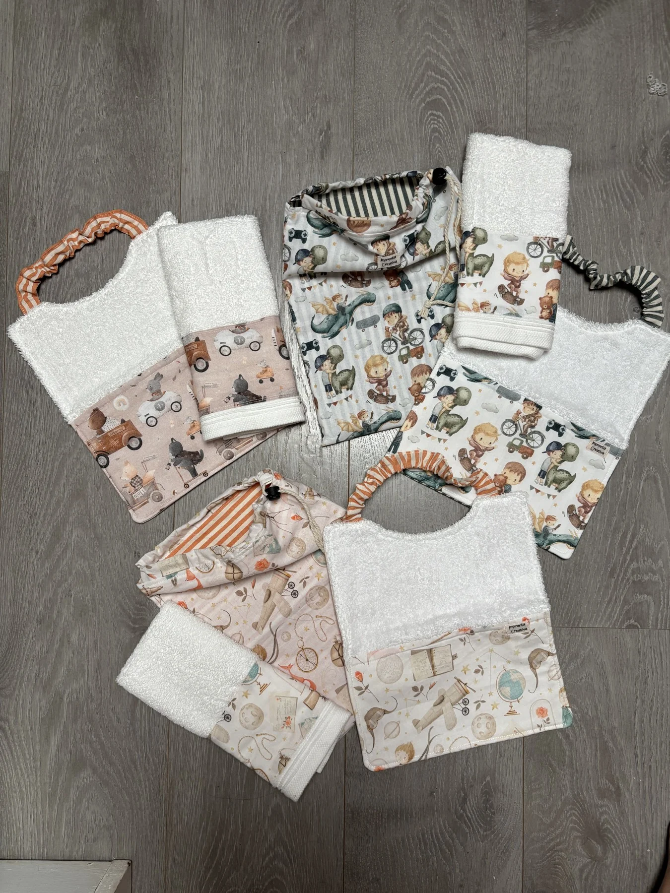 Una selezione di set per bambini con sacche e asciugamani ricamati in diverse fantasie